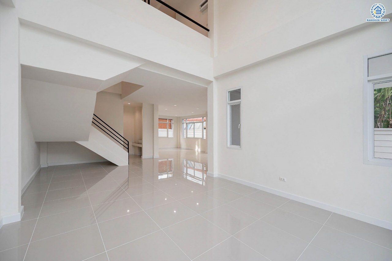 บ้านมือสองตกแต่งใหม่ โครงการ บุษราคัมรีเจนท์ ปิ่นเกล้า-บรมราชชนนี เนื้อที่  67.50 ตร.ว. ฟังก์ชัน 3 ห้องนอน 3 ห้องน้ำ จอดรถได้ 2 คัน สภาพแวดล้อมดี เดินทางเข้าสู่เมืองได้สะดวกเชื่อมต่อ ถนนพุทธมณฑลสาย 2, ถนนบรมราชชนนี, ถนนกาญจนาภิเษก, ถนนศาลาธรรมสพน์ ใกล้เซ็นทรัลปิ่นเกล้า, ตลาดสดธนบุรี และจุดขึ้นทางด่วน "ศรีรัช"